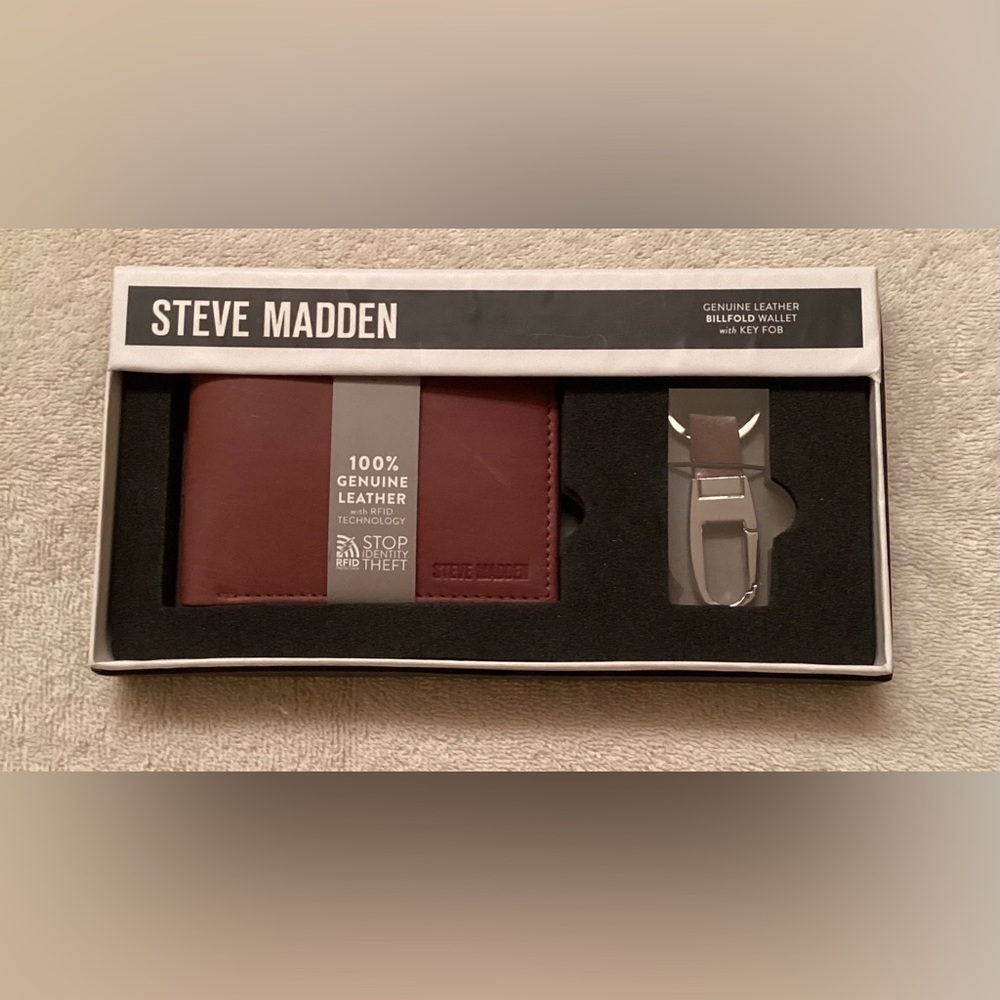 NIB Steve Madden 100% Genuine Leather Brown Billfold Wallet with Key Fob.
